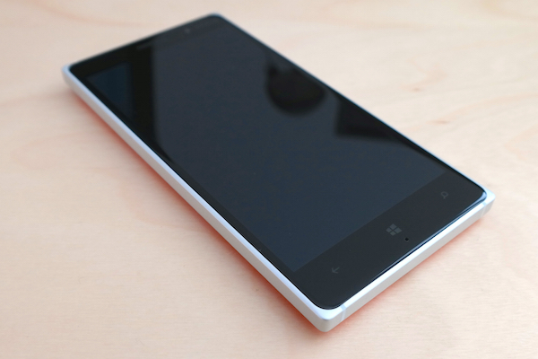 Auch das Lumia 830 setzt auf das bekannte Design