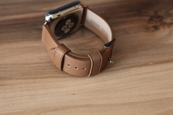 Apple Watch mit braunem Leder-Armband von Monowear