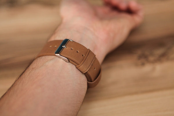 Apple Watch mit braunem Leder-Armband von Monowear