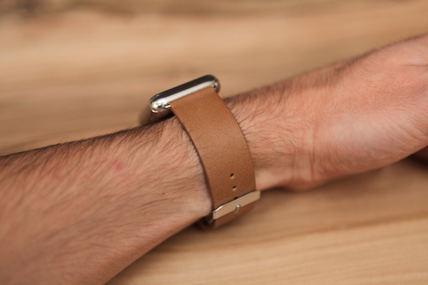 Apple Watch mit braunem Leder-Armband von Monowear