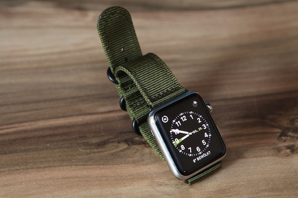 Apple Watch mit grünem Nylon-Armband von Monowear