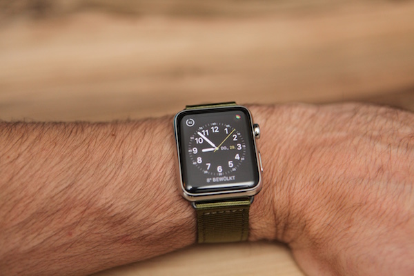 Apple Watch mit grünem Nylon-Armband von Monowear