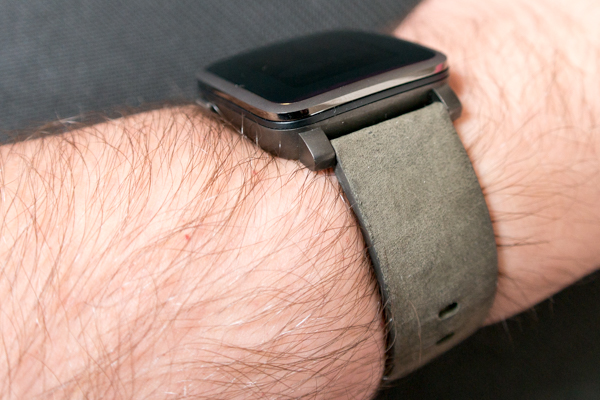 Die Pebble Time Steel fällt klobig aus, die Armbänder können getauscht werden