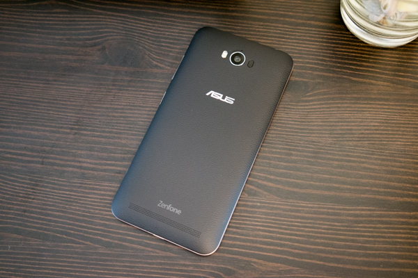 Das ZenFone Max ist groß und schwer, aber auch gut verarbeitet