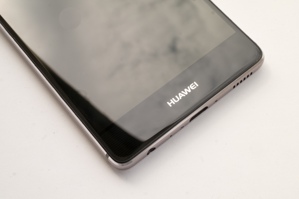 Ein Unterschied: Beim P9 verewigt Huawei sich wieder auf der Front