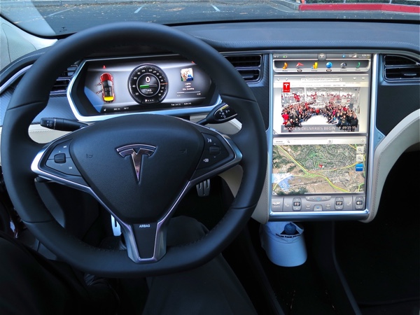 Cockpit eines Tesla Model S