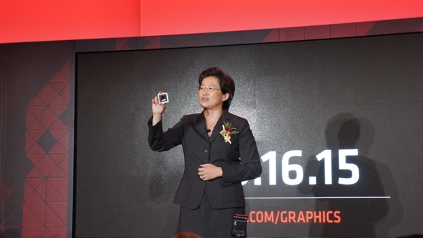 Dr. Lisa Su, CEO von AMD mit Fiji-GPU