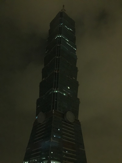 Taipei 101 bei Nacht im leichten Nebel