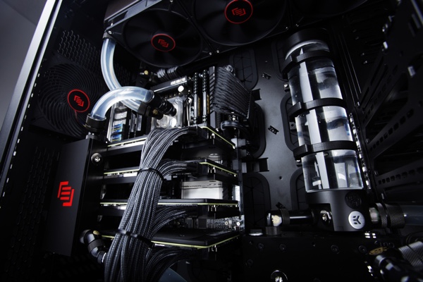 Vier GeForce GTX Titan Z in einem Maingear-System