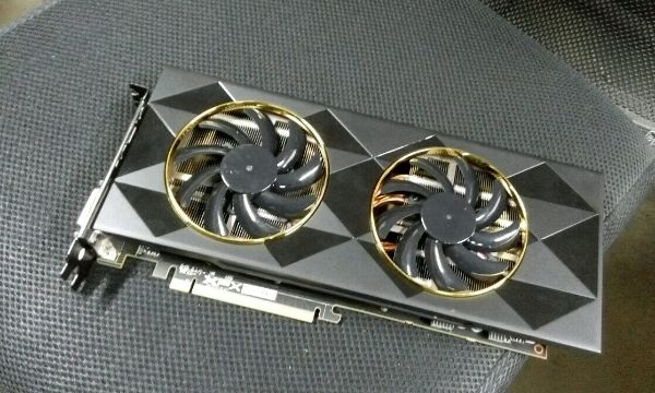 Vermeintliche XFX Radeon R9 390