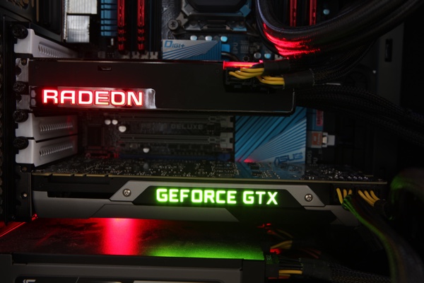 Ein gewöhnungsbedürftiger Anblick: Je eine AMD- und NVIDIA-Grafikkarte im Test