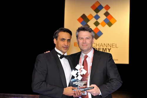 Robert Pasquier (rechts) nimmt den EMEA Channel Academy Award entgegen