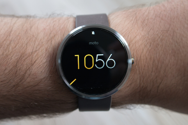 Hochwertige Materialien und eine gute Verarbeitung, aber Kinderkrankheiten dank Android Wear: Die Motorola Moto 360