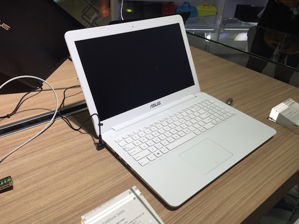 ASUS EeeBook E502MA mit 15,6 Zoll und Intel Braswell