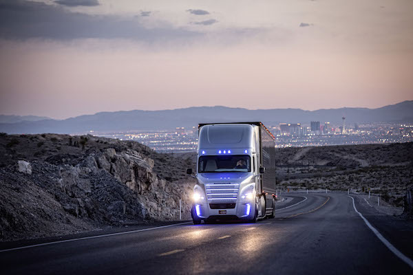 Der Inspiration Truck kann Spur, Tempo und Abstand halten - völlig autonom ist der LKW aber nicht unterwegs