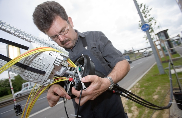 Die Industrie verlangt mehr Glasfaser anstelle von LTE oder Kupfer (Bild: Deutsche Telekom)