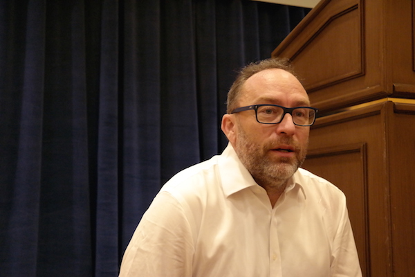 Für Wikipedia und sein soziales Engagement verdient Jimmy Wales viel Lob, in einigen Punkten offenbart er jedoch die typische Haltung der USA