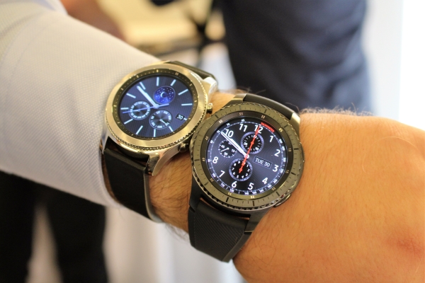 Gear S3 classic (links) und Gear S3 frontier: Gehäuse und Display wachsen im Vergleich zum Vorgänger